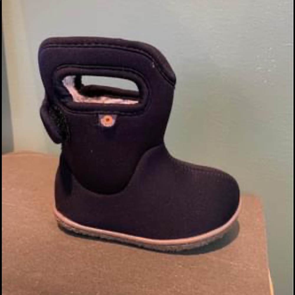 never used kids bogs size 5